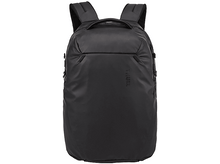 Charger l'image dans la galerie, Sac à dos noir, vue rapprochée. Il a une poignée supérieure, deux bretelles et un logo Thule.