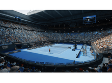 Charger l'image dans la galerie, Stade de tennis pendant un match, avec joueurs sur le court et spectateurs dans les gradins.