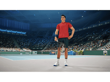 Charger l'image dans la galerie, Un joueur de tennis en chemise rouge et short, tenant une raquette, debout sur un court de tennis.