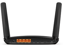 Charger l'image dans la galerie, Routeur sans fil noir avec antennes. L'arrière du routeur possède des ports et des fentes de connexion.