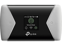 Charger l'image dans la galerie, Un routeur WiFi noir et blanc avec un écran affichant 'Network Mode'. La marque 'tp-link' est en bas.