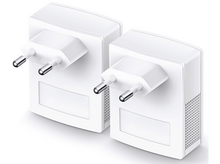 Charger l'image dans la galerie, Deux adaptateurs CPL blancs avec prises européennes, vue en angle.