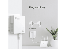 Charger l'image dans la galerie, Un appareil enfichable blanc avec un câble connecté à une prise et un routeur.