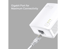 Charger l'image dans la galerie, Un adaptateur TP-Link AV1000 blanc avec un câble Ethernet branché, sur fond gris. Il a des lumières vertes.