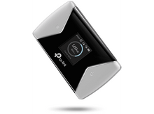 Charger l'image dans la galerie, Un routeur Wi-Fi mobile TP-Link noir et argent avec un écran affichant les données d'utilisation.