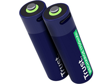 Charger l'image dans la galerie, Deux piles rechargeables bleues, étiquette verte, fond blanc.