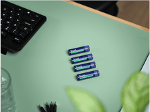 Charger l'image dans la galerie, Quatre piles bleues Trust Recharge 1700mAh sur un bureau vert.