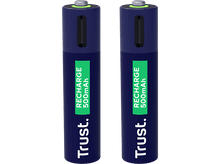 Charger l'image dans la galerie, Deux piles rechargeables bleues et vertes avec du texte. Fond noir.