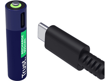 Charger l'image dans la galerie, Une batterie rechargeable en cours de chargement avec un câble USB-C. La batterie est bleue.