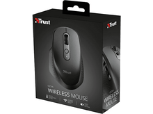 Charger l'image dans la galerie, Souris sans fil noire dans une boîte noire avec la marque "Trust" dessus.