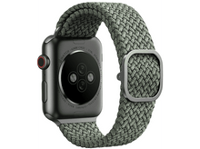Charger l'image dans la galerie, Une Apple Watch noire avec un bracelet solo loop tressé vert. Le bracelet est en tissu et possède une boucle métallique.