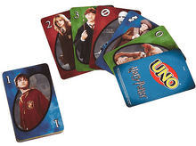 Charger l'image dans la galerie, Cartes Uno Harry Potter. La carte est face visible, montrant des personnages du film.