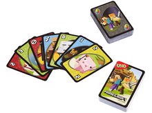 Charger l'image dans la galerie, Jeu de cartes UNO Minecraft avec cartes étalées et empilées.