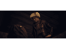 Charger l'image dans la galerie, Une femme portant un chapeau de fourrure regarde une autre personne dans un cadre sombre.