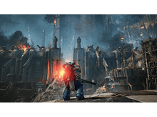 Charger l'image dans la galerie, Un marine spatial en armure bleue devant une ville en feu. Bâtiments et fumée dans le ciel.