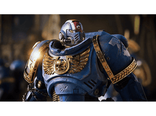 Charger l'image dans la galerie, Un Space Marine en armure bleue, détails dorés et casque. Il se tient devant un fond flou.