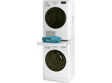 Charger l'image dans la galerie, Lave-linge et sèche-linge empilés blancs. Serviettes turquoise sur l'étagère amovible.