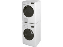 Charger l'image dans la galerie, Lave-linge et sèche-linge Whirlpool blancs empilés. Les deux ont des portes noires.