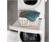 Charger l'image dans la galerie, Lave-linge blanc avec un panier de serviettes dessus. Un tiroir blanc est ouvert.