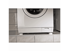Charger l'image dans la galerie, Lave-linge blanc sur carrelage avec pieds de nivellement blancs.