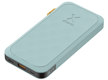 Charger l'image dans la galerie, Une batterie externe bleu clair, légèrement inclinée, avec un logo et des ports USB, sur une surface blanche.