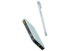 Charger l'image dans la galerie, Une batterie externe bleu clair et un téléphone argenté flottant en l'air sur fond blanc.