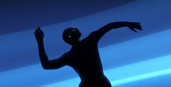 Une personne danse sur un fond bleu avec des écouteurs dans les oreilles.