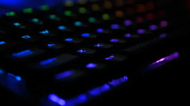 Gros plan des touches éclairées d'un clavier gamer.