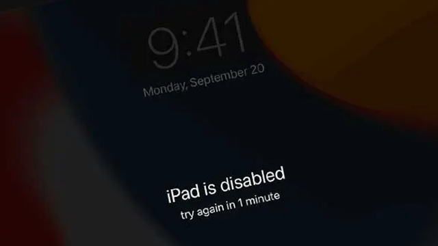 Gros plan de l'écran d'un iPad désactivé après une erreur de mot de passe.