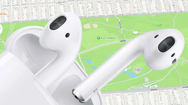 Au premier plan se trouve une paire d'AirPods dans leur boitier de charge. En arrière plan l'image d'une carte de localisation.