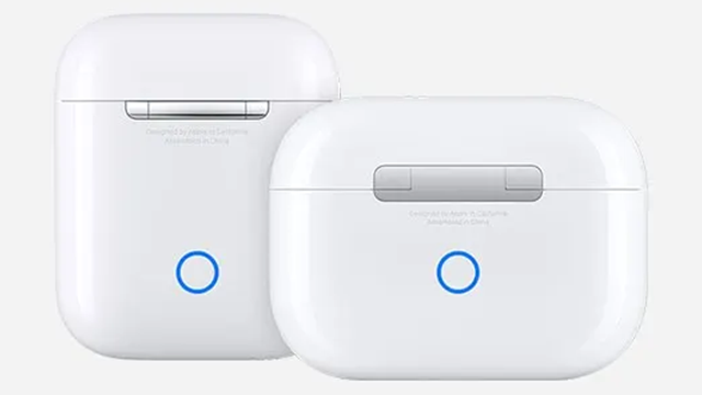Une vue arrière de deux boitiers d'AirPods sur fond blanc.