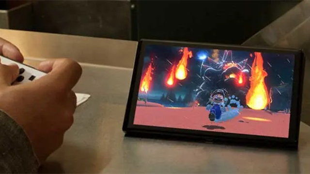 Une personne jouant à Mario 3D World Bowser’s Fury sur une console Nintendo Switch, avec Bower et Mario à l'écran.