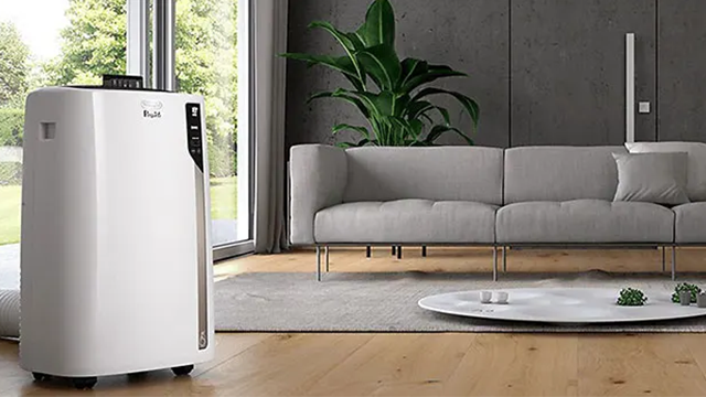 Un climatiseur mobile dans une pièce de vie à la décoration moderne.