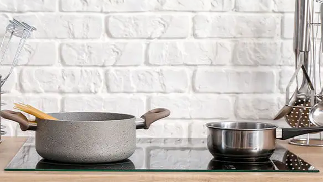 Deux casseroles posées sur une plaque de cuisine. 