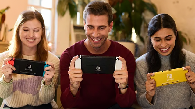 Trois personnes souriantes jouant à la Nintendo Switch.