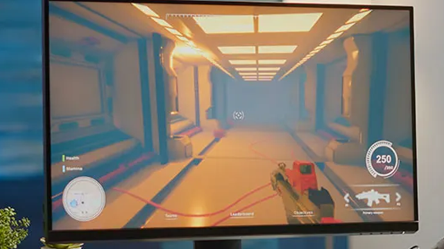 Un moniteur PC allumé avec un jeu vidéo de tir en vue subjective.
