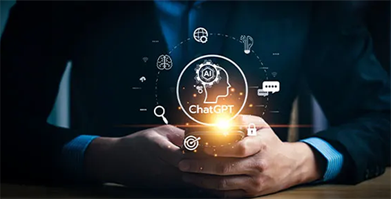 Représentation conceptuelle de l'intelligence artificielle ChatGPT au dessus d'un smartphone tenu entre les mains d'une personne.