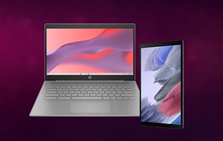 Un Chromebook et une tablette côte à côte sur un fond uni violet.
