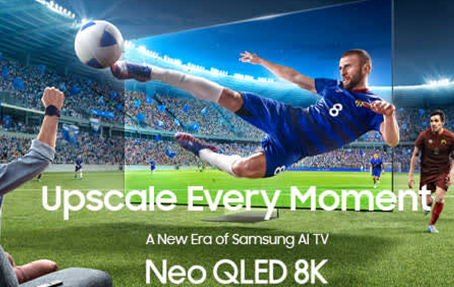 Représentation des fonctionnalités des téléviseurs Samsung. Un joueur de foot marque un but dans ce qui semble représenter le cadre d'une télévision. En arrière plan se trouve le stade de foot et les autres joueurs.