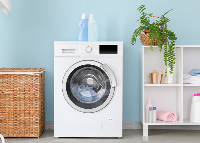 Un lave linge dans une salle de bain au décor épuré.