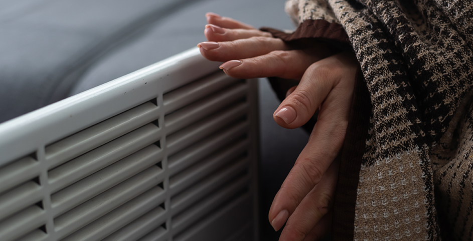 radiateur électrique et main en gros plan