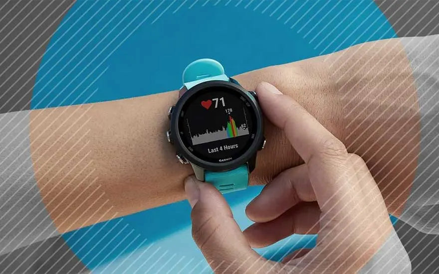 Une personne consulte son rythme cardiaque à l'aide d'une montre connectée Garmin.