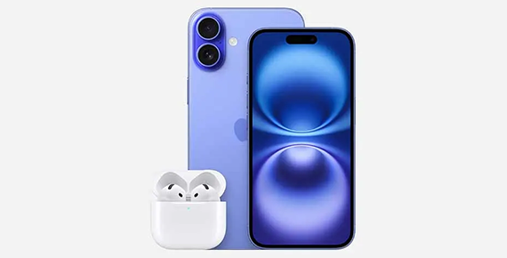 Un iPhone bleu et des AirPods blans sur un  fond blanc.
