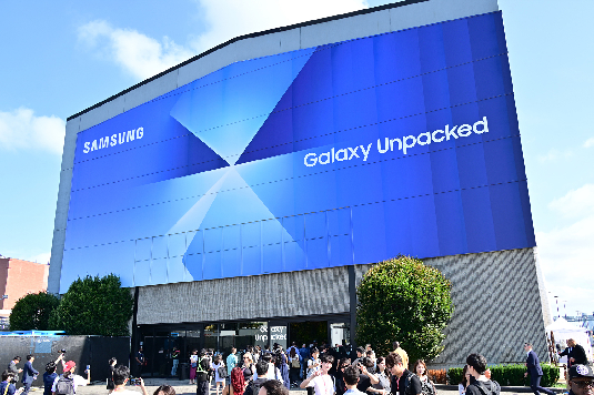 Photo d'un écran publicitaire annonçant un événement Galaxy unpacked