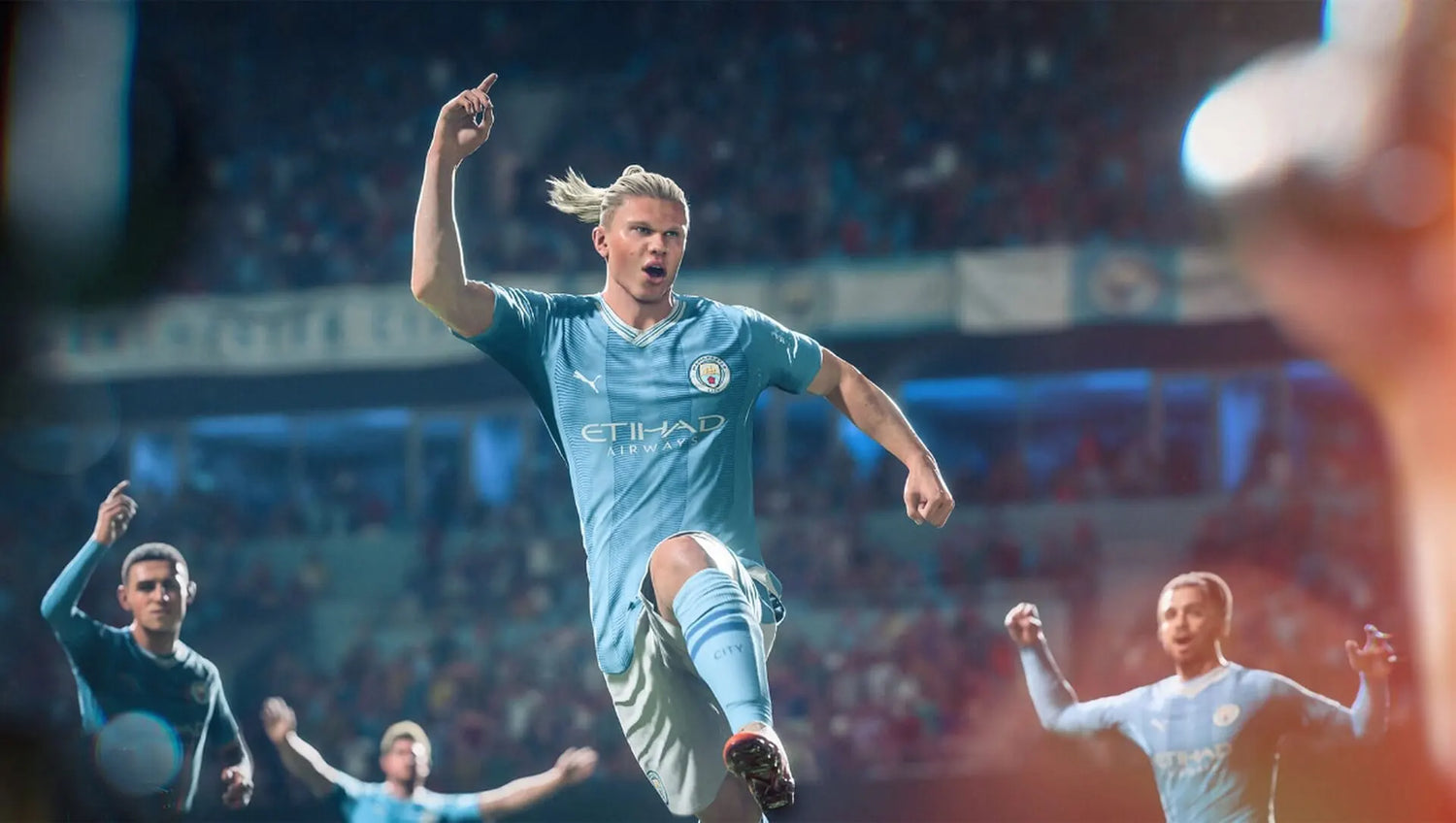 Dans EA Sports FC 24, Erling Haaland célèbre un but avec ses coéquipiers de Manchester City