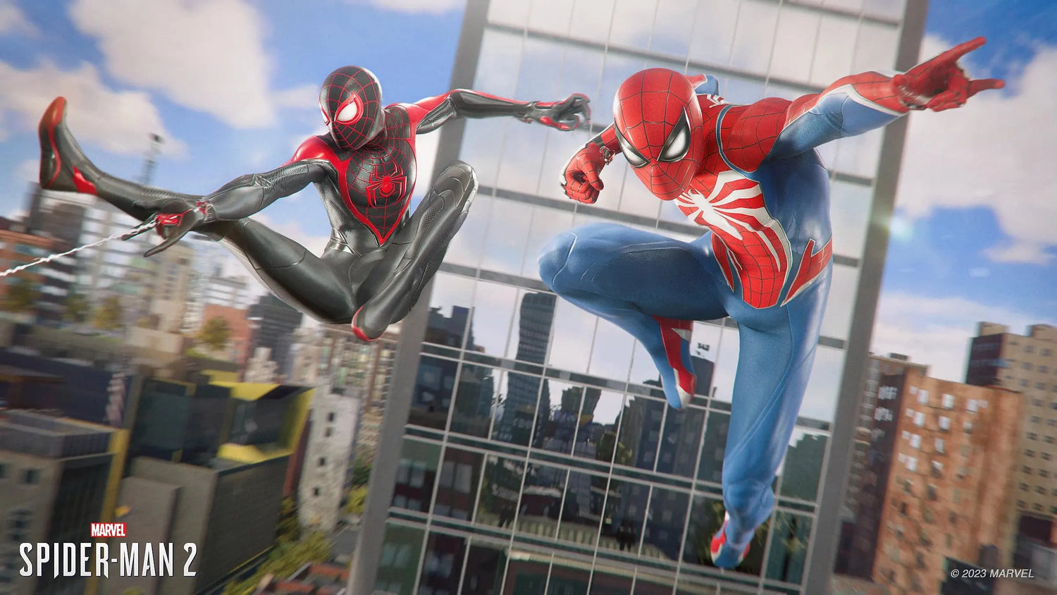 Spider-Man et Miles Morales en plein saut entre des immeubles dans Marvel's Spider-Man 2.