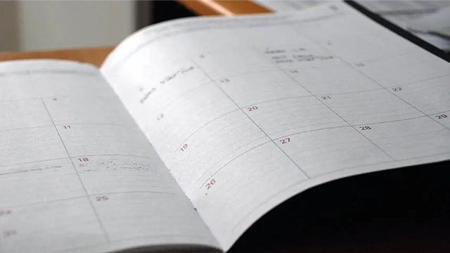 Agenda ouvert sur un calendrier