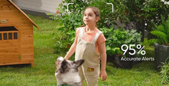 Un enfant et un chien dans un jardin, détectés par une caméra connectée avec alerte de détection affiché.