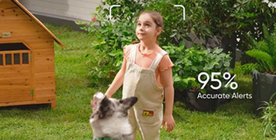 petite fille avec un chien dans un jardin du point de vue d'une caméra de sécurité.