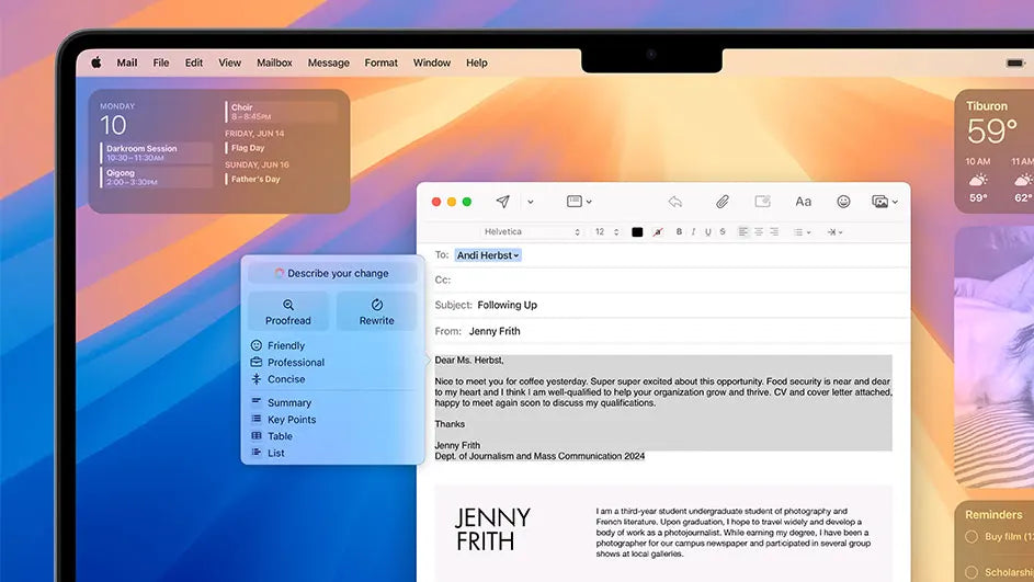 Un MacBook affiche la rédaction d'un mail et les options d'aide à l'écriture disponible.